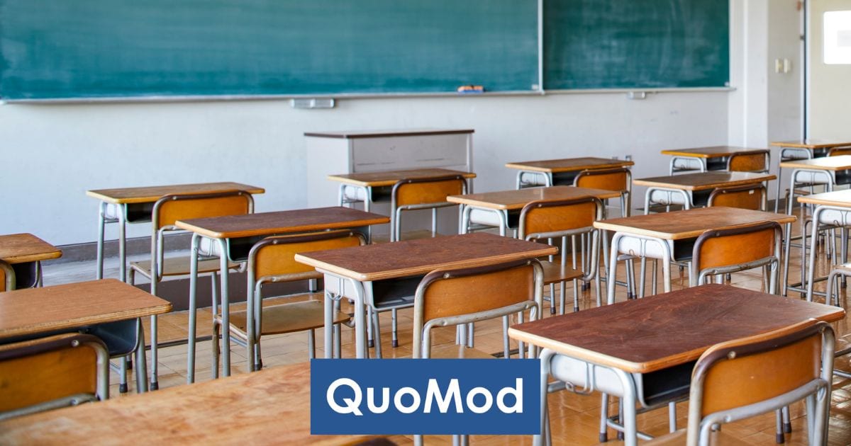 Organisationsweite Aus- und Weiterbildung, Leere Klassenzimmer mit Holztischen