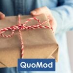 Softwareentwicklung Black Box - Person hält ein Geschenk in Händen.
