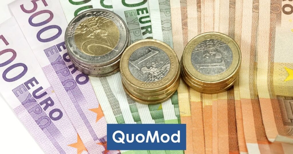 Softwareprojekt Dokumentation Kosten - Euroscheine und Münzen auf Tisch