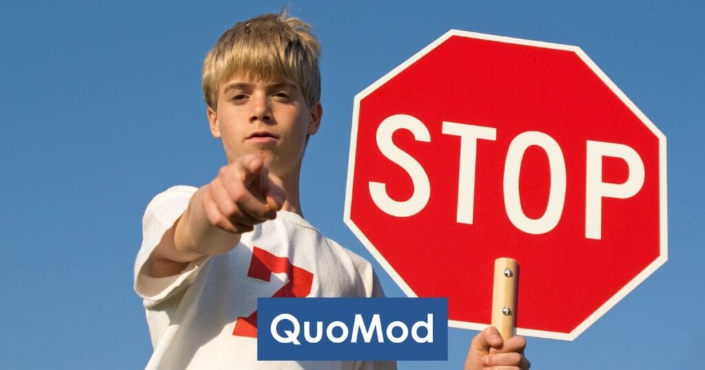 Softwareprojekt Kosten Kontrolle Änderungen - Junge mit Stoppschild und QuoMod