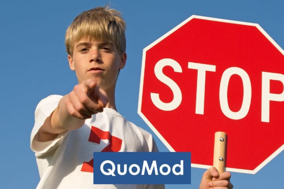 Softwareprojekt Kosten Kontrolle Änderungen - Junge mit Stoppschild und QuoMod
