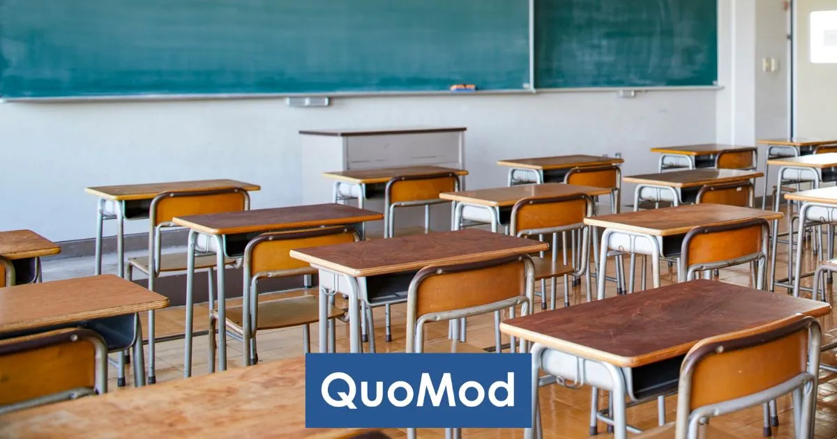 Organisationsweite Aus- und Weiterbildung, Leere Klassenzimmer mit Holztischen