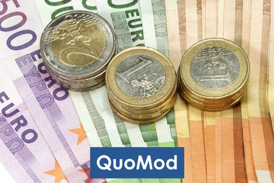 Softwareprojekt Dokumentation Kosten - Euroscheine und Münzen auf Tisch